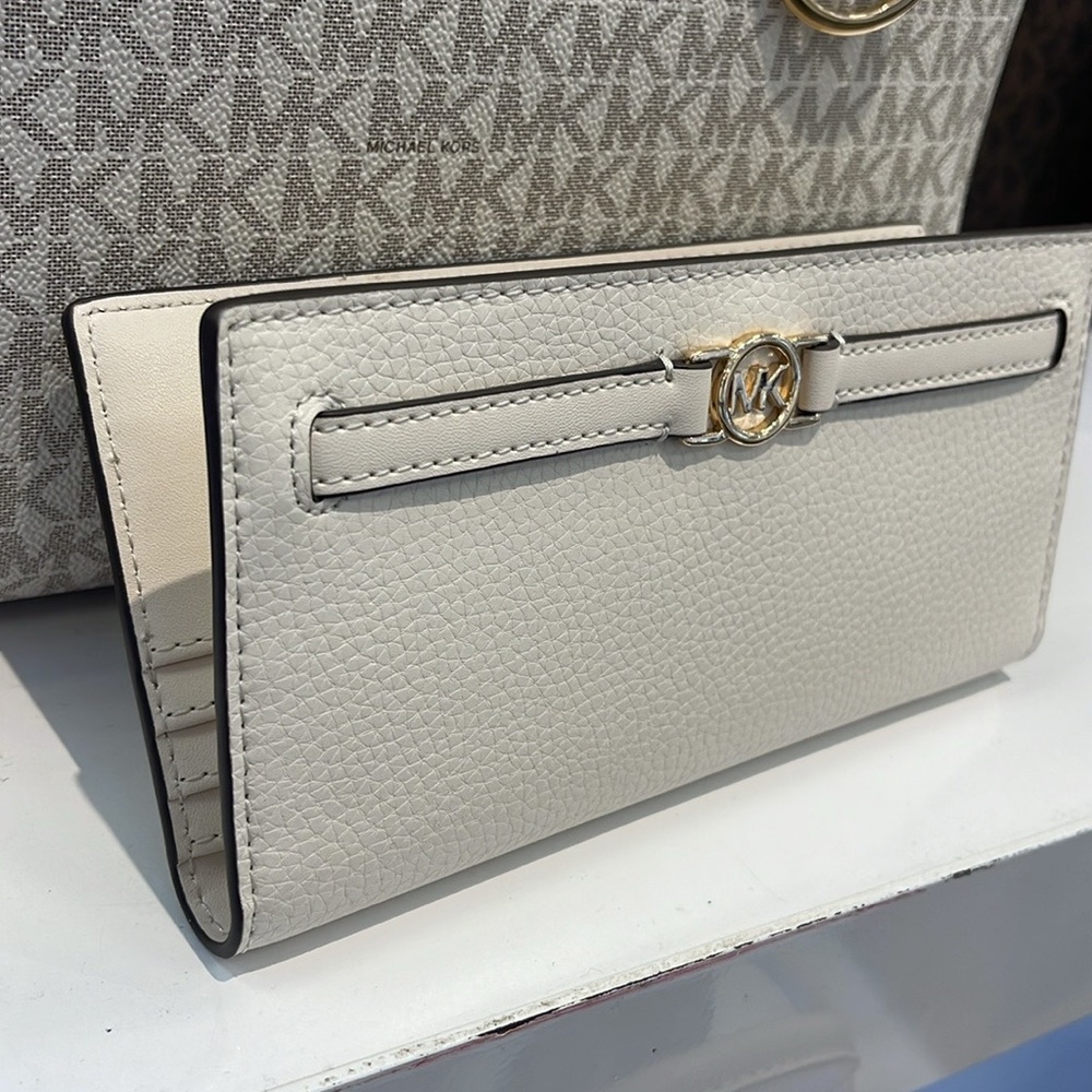 Michael Kors Reed Large Bifold Pebbled Leather Snap Wallet Card Case 
Lght Crea